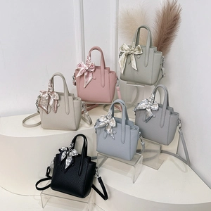 Mini sacs seaux en cuir litchi en six couleurs avec foulards en soie décoratifs et bandoulières