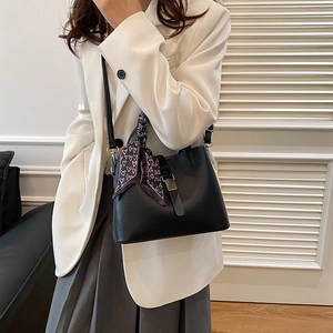 Sac seau chic en cuir grainé noir avec foulard à cœurs et boucle en métal argenté