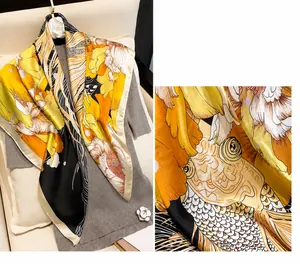 Makro-Detail eines Seidenschals mit eleganten Blumenmustern und Koi-Fisch-Texturen