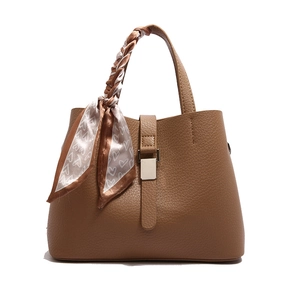Sac seau en cuir marron avec foulard en soie à motif cœur et boucle en métal argenté