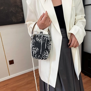 Sac bandoulière élégant de style chinois brodé de fleurs avec bandoulière perle