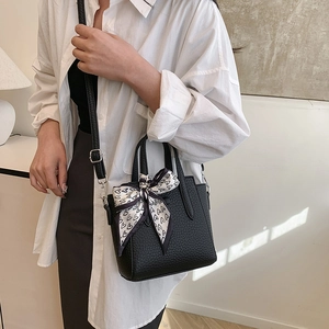 Sac seau noir en cuir avec foulard à motifs cœurs et bandoulière réglable tendance
