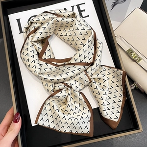 Chic cream-colored skinny scarf with V-pattern and brown border in a premium gift box