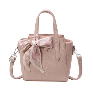 Sac seau rose poudré élégant avec texture litchi et détail de foulard en soie à coeurs