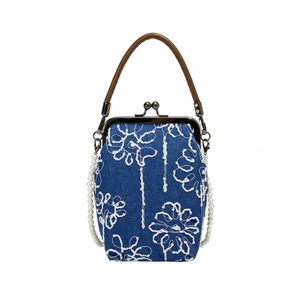 Sac bandoulière en denim bleu avec broderie florale et bandoulière en perles