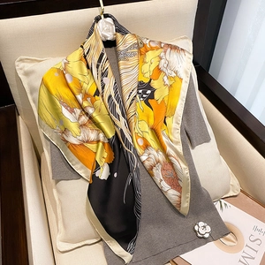 Sciarpa in seta da donna con stampa floreale e motivo koi giallo e arancione