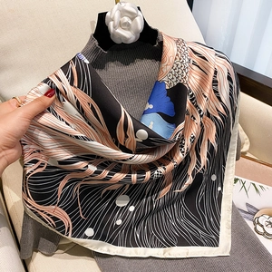 Elegante foulard in seta satinata con motivo floreale astratto su fondo nero