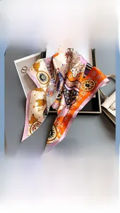 Dettaglio macro dell'elegante foulard quadrato in seta con stampa paisley di lusso