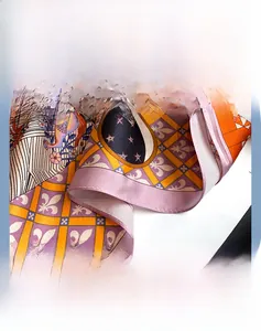 Dettaglio foulard in seta con bordi arrotolati a mano e motivi classici con stelle