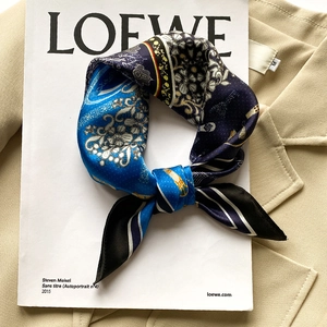 Foulard en Soie de Mûrier pour Femmes avec Imprimé Baroque Vintage Petit Carré de Soie Motif Chaîne et Ceinture Foulard de Cou Élégant Accessoire de Mode Cadeau