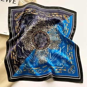 Carré de soie bleu marine et bleu clair avec motifs de chaînes et mors de style vintage