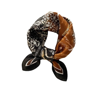 Carré en soie vintage avec imprimé chaîne équestre et motifs floraux marron et or