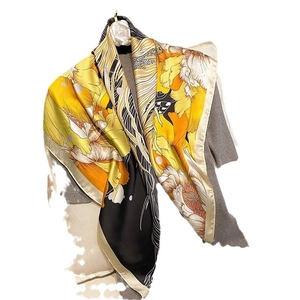 Elegante scialle di seta con fiori gialli e carpe koi su sfondo in maglia grigia