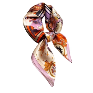 Elegante foulard in seta con vivaci stampe floreali paisley su uno sfondo bianco pulito