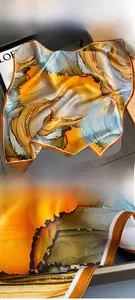 Détail d'un foulard en soie aux motifs de peinture à l'huile et coutures précises