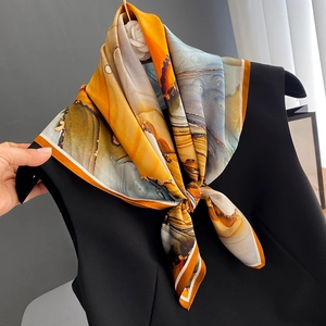 Élégant foulard en soie pour femmes avec motif marbre abstrait orange et bleu