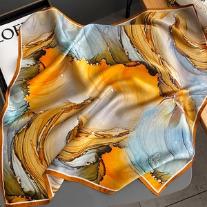 Carré en soie avec motif abstrait à l'encre orange et bleu et bordure orange décorative