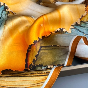 Écharpe en soie jaune doré avec motifs abstraits et éclat luxueux de satin