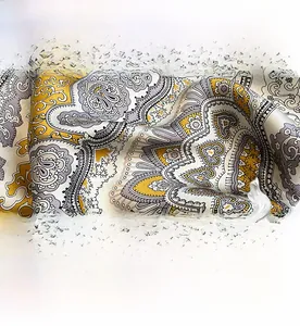Makroaufnahme von 100% Maulbeerseide mit Paisley-Muster und glänzender Textur