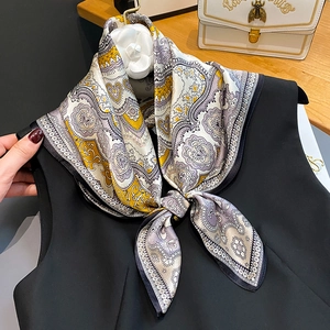 Eleganter Paisley Seidenschal in Ingwergelb und Grau mit einer Kamelien-Brosche Accessoire