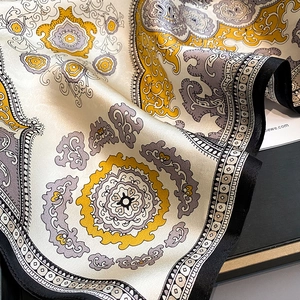 Makroaufnahme von Paisley-Seidenschal mit luxuriöser Textur und Blumenmustern