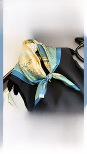 Détail d'un foulard en soie de mûrier 100% avec motifs floraux et texture satinée
