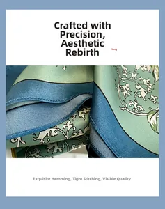 Gros plan sur la couture fine d'un foulard en soie aux motifs de volutes florales bleues