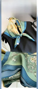 Détail macro d'un foulard en soie de haute qualité avec imprimé floral et texture lisse