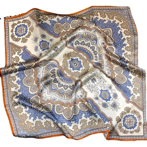 Eleganter Seidenschal mit Paisleymuster in Creme und Marineblau und orangem Rollrand
