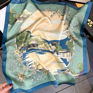 Carré en soie élégant avec imprimé paysage chinois traditionnel et bordure bleue