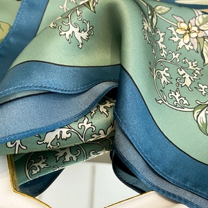 Foulard chic en soie avec motifs floraux vert menthe et bleu foncé aux bords soignés