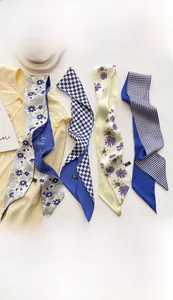 Détail de divers foulards en soie imprimés aux motifs variés avec chemise