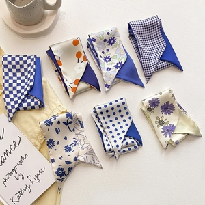 Vue à plat de foulards en satin de soie aux sept motifs variés, floraux et à carreaux