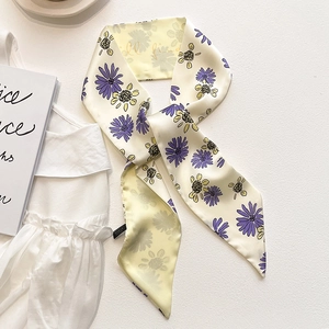 Détail d'un foulard en soie à imprimé marguerites avec des bords pointus élégants