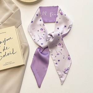 Elegante paarse zijden bloemensjaal aan een tashengsel voor Franse stijl decoratie