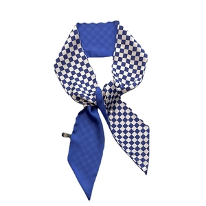 Petit foulard étroit à damier bleu et blanc noué avec élégance pour look femme