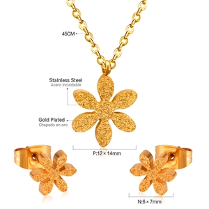 Détails de l'ensemble collier et boucles d'oreilles fleur avec dimensions précises