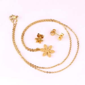 Parure fleur dorée avec collier au fini givré et boucles d'oreilles assorties