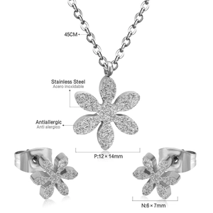 Vue détaillée des dimensions de l'ensemble collier et boucles d'oreilles fleur argent