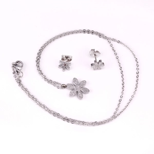 Détails de parure de bijoux fleur argentée avec texture givrée sur fond blanc
