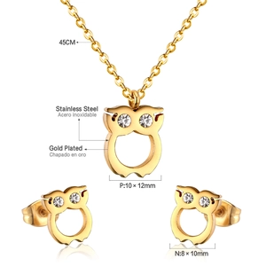Vue détaillée de l'ensemble bijoux hibou en acier doré avec des yeux en cristal