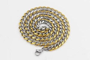 Detail der zweifarbigen Gold-Silber-Panzerkette mit sicherem Karabinerverschluss aus Stahl