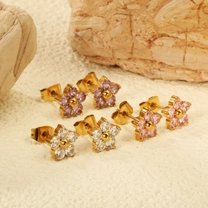 Trois paires de petites boucles d'oreilles fleurs dorées avec zircons violets, roses et blancs