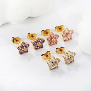 Trois paires de boucles d'oreilles fleurs en zircon violet, rose et blanc plaqué or