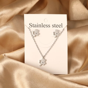 Set Di Gioielli Quadrifoglio In Acciaio Inossidabile Collana E Orecchini Elegante Texture Opaca Gioielli Per Donne