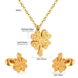 Dimensioni dettagliate per il set di collana e orecchini a quadrifoglio placcati oro