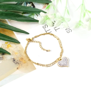 Détail d'un bracelet cœur double couche plaqué or 14K avec zircons et fermoir mousqueton