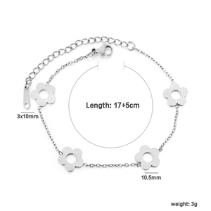 Détail macro du bracelet à fleurs en acier inoxydable argenté avec fermoir mousqueton