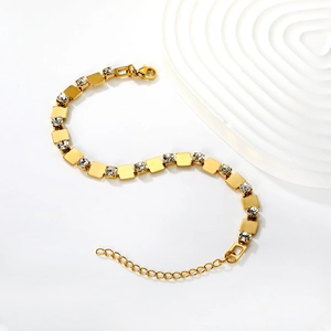 Bracelet à maillons carrés dorés 18 carats avec oxydes de zirconium et chaîne réglable
