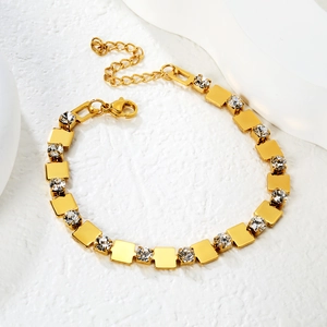 Bracelet à maillons carrés plaqué or 18K poli avec oxydes de zirconium sur socle marbre
